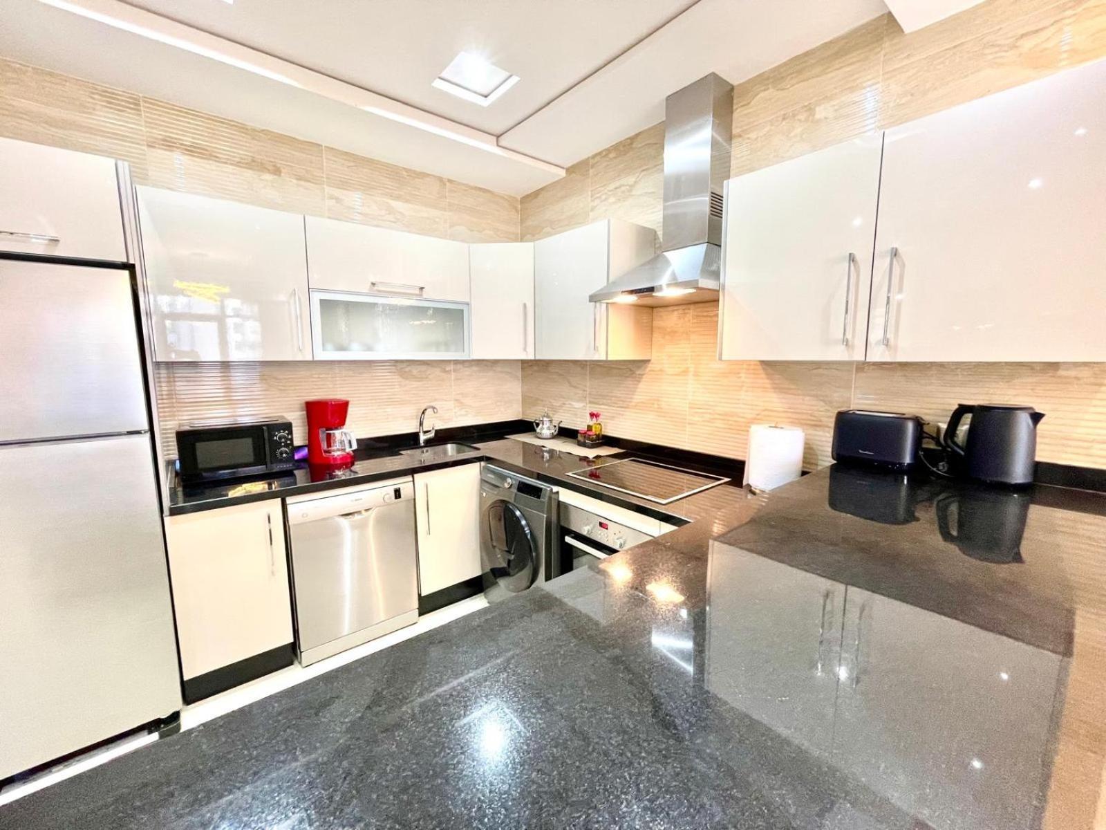 Modern Elegance With Sea Views In Central Tangier - Steps To Beach, Train And Attractions! Buitenkant foto