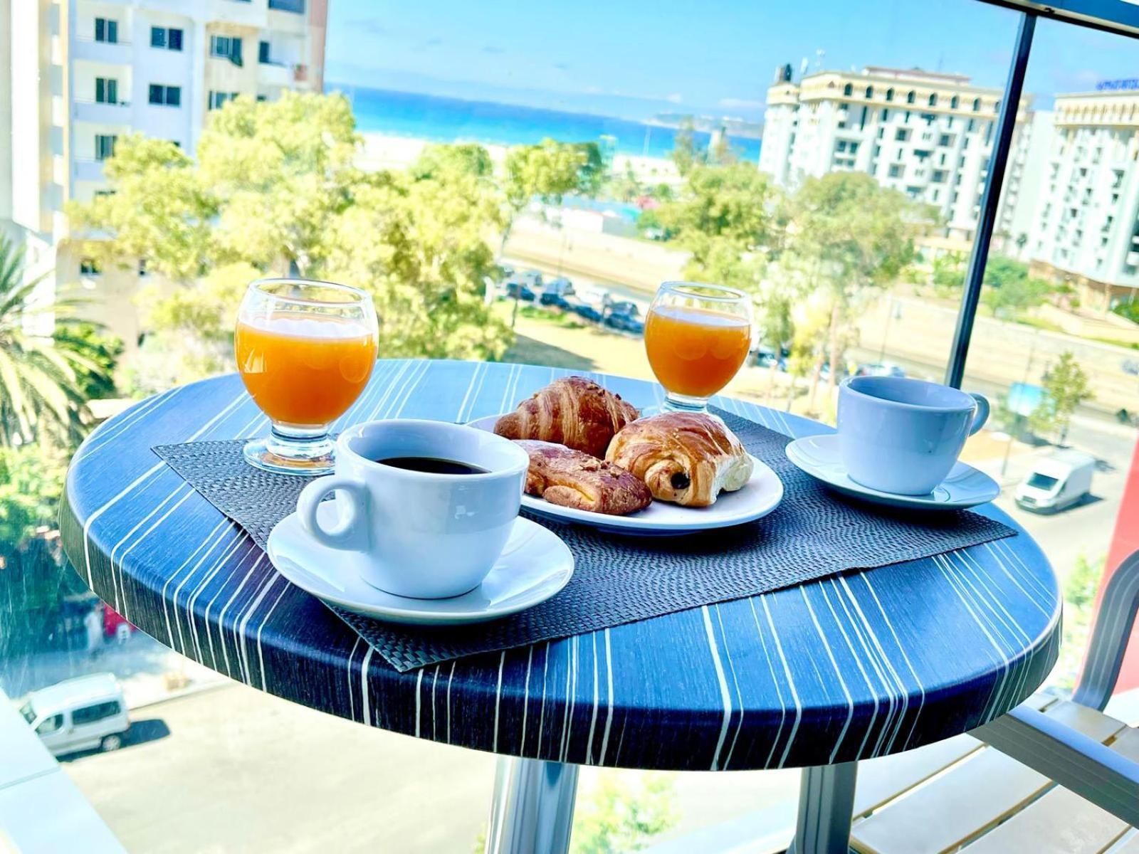 Modern Elegance With Sea Views In Central Tangier - Steps To Beach, Train And Attractions! Buitenkant foto